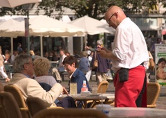 Srb želel na Jadranu spiti kavo, a ko mu je natakar povedal tole, je zgolj vstal in takoj odšel