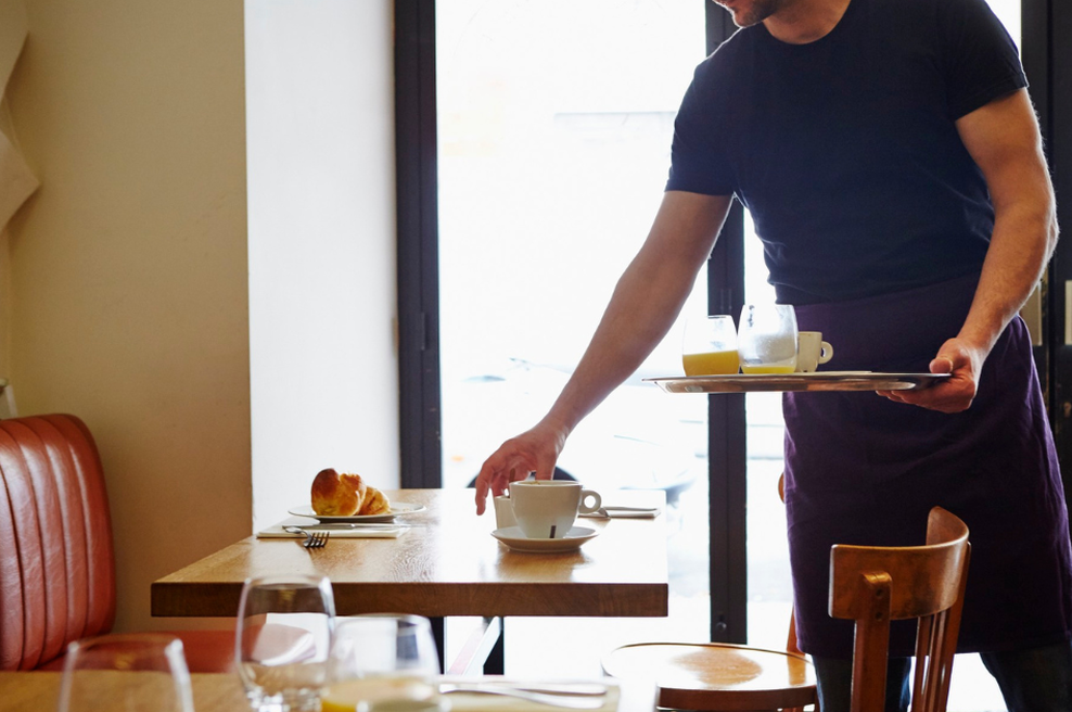Natakar opozoril na nekaj, na kar ne pomisli nihče: "Tega niti ne opazite, a v lokalih to delajo vsi!" (To za goste res ni prijetno) (foto: Profimedia)