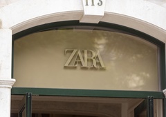 Vse ženske v vrsti za kabine so v roki držale to obleko: to je kos iz Zare, ki osvaja modne navdušenke