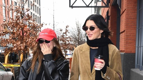 Pozabi klasične bele majčke s kratkimi rokavi, Kendall Jenner in Hailey Bieber prisegata na bolj sofisticirane različice