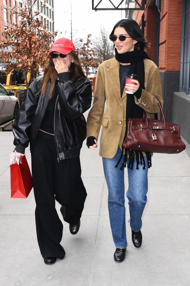 Pozabi klasične bele majčke s kratkimi rokavi, Kendall Jenner in Hailey Bieber prisegata na bolj sofisticirane različice (foto: Profimedia)