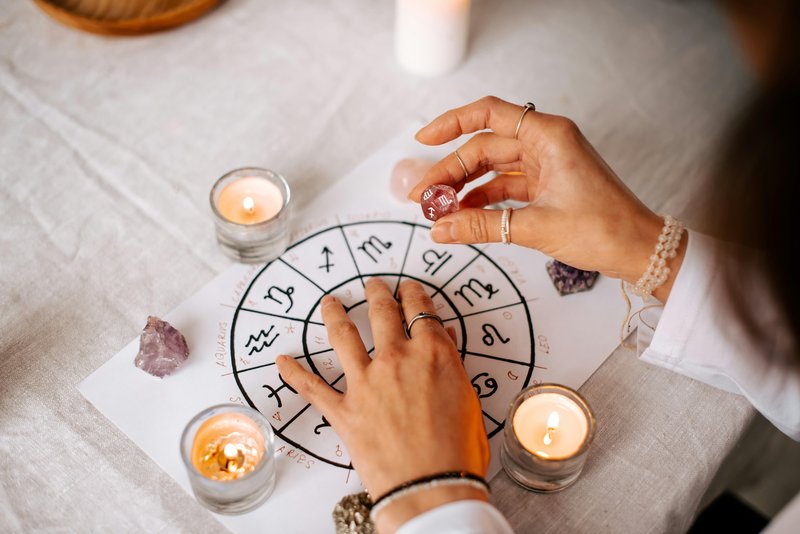 Si tudi ti obsedena z astrologijo? Med mladimi je zanimanje za astro vsebine noro poskočilo, to je pravi razlog (foto: Unsplash)