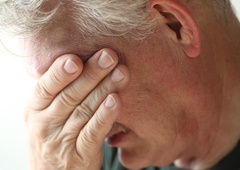 Upokojenec se je zjokal pred blagajničarko, ta prizor je pretresel čisto vse