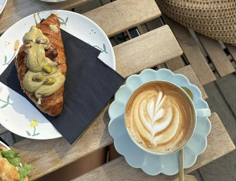 Sončni dnevi so kot nalašč, da se odpraviš v center Ljubljane na eno najboljših kavic in sladico, po kateri si oblizneš prste (foto: Instagram/Yauya Patisserie)