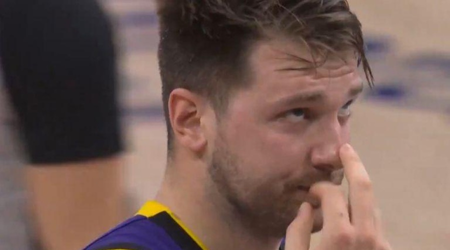 Kaj je Dončića tako razjezilo, da je pokazal sredinca? S to potezo je nasmejal čisto vse! (VIDEO) (foto: Screenshot/X/Lakers)