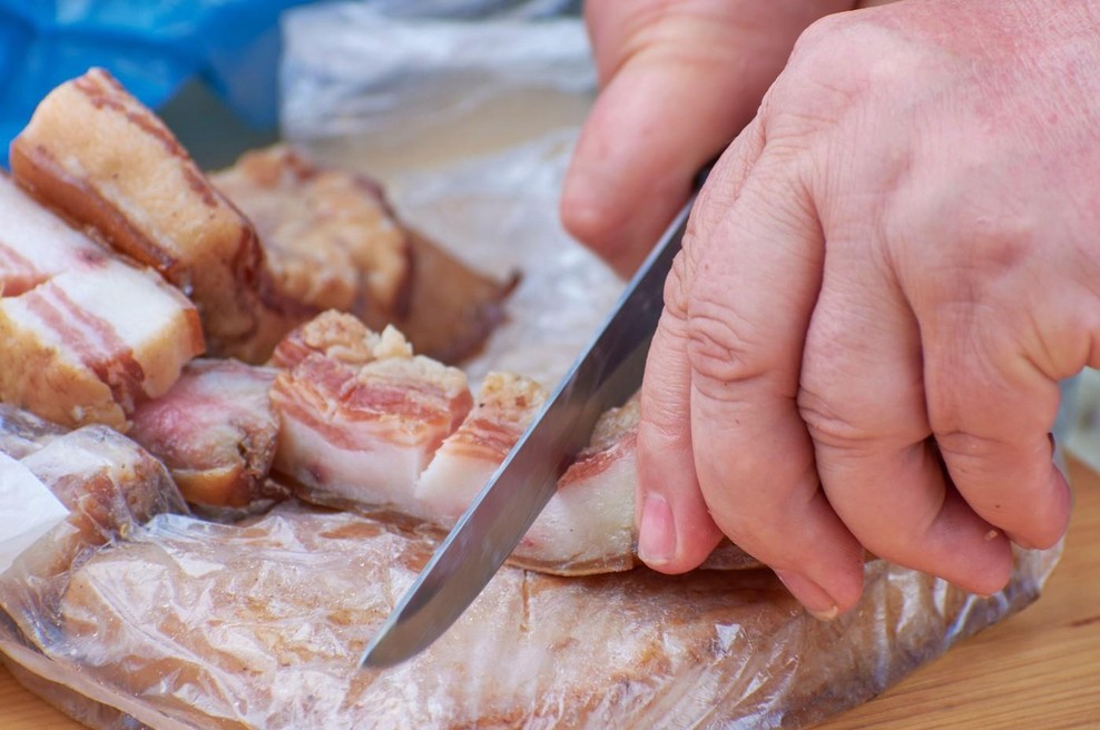 Svinjska mast, slanina in čebula vsak dan na meniju? Strokovnjaki presenetili z odgovorom (foto: Profimedia)