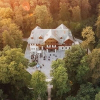 Ljubljanska kavarna sredi gozda, ki je videti kot stoletna razglednica – jo poznate? (FOTO)