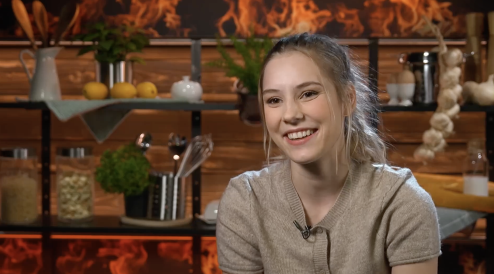 Poglej, na kateri znani domačiji dela MasterChef tekmovalka Kaja, ki sicer izgleda čisto drugače (FOTO) (foto: POP TV)