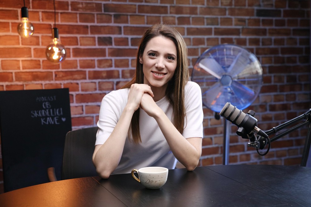 Monika Avsenik podkast ob skodelici kave živa avžner