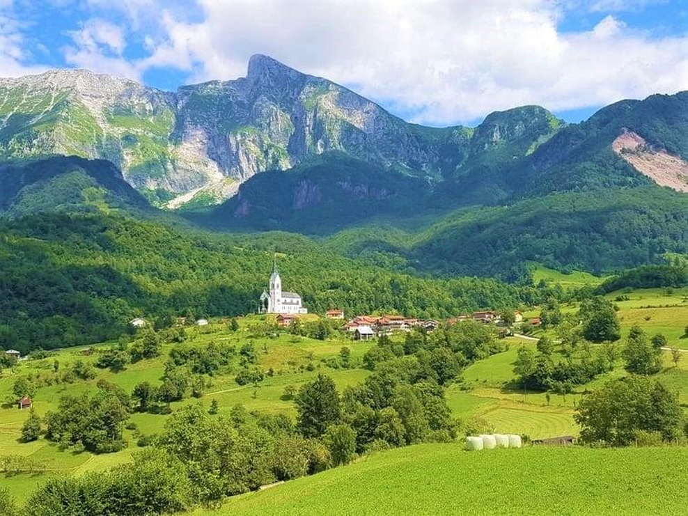 Kot razglednica, samo še bolj čudovita: to je najlepša slovenska vasica – jo poznate? (foto: Ma.Po.)
