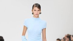 To je priljubljen model obleke, ki subtilno prikrije trebušček in je za praznike zadetek v polno