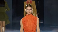 To je priljubljen model obleke, ki subtilno prikrije trebušček in je za praznike zadetek v polno