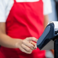 Hrvata je blagajničarka v trgovini šokirala tako, da mu je zmanjkalo besed, naslednji dan se je vrnil in ...