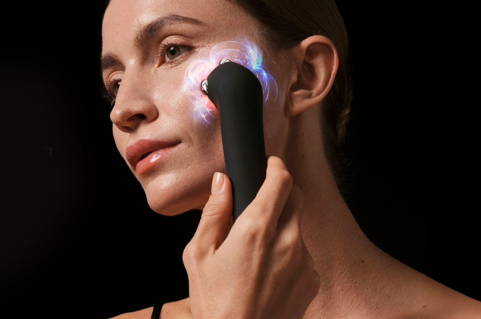 FAQ™ Swiss predstavlja prvo večdimenzionalno linijo za nego kože z napredno tehnologijo dvojnega mikrotoka in LED (foto: promocijska fotografija)