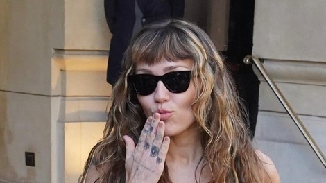 Miley Cyrus dokazuje, da bodo natikači s peto čevelj poletja – poišči najboljše že zdaj