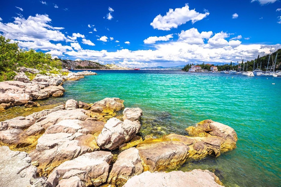 Številni Slovenci odhiteli na Krk, tam pa - šok! Osupljiv zapis na tabli in prepoved, ki odmeva (foto: Profimedia)