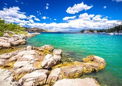 Številni Slovenci odhiteli na Krk, tam pa - šok! Osupljiv zapis na tabli in prepoved, ki odmeva