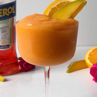 Tvoj novi najljubši spomladansko-poletni koktajl: skoraj kot aperol spritz, ampak še bolj sočen (in čisto enostaven za pripravo)