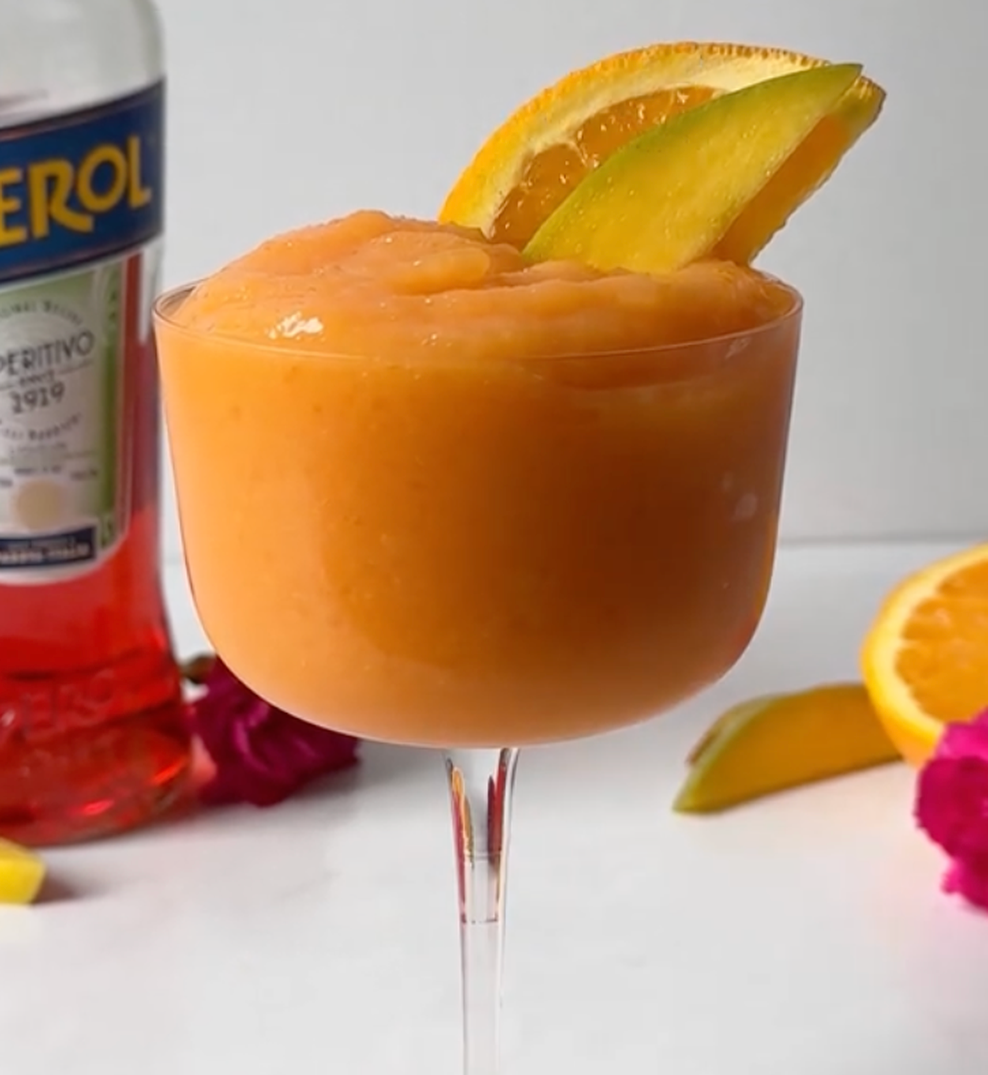 Tvoj novi najljubši spomladansko-poletni koktajl: skoraj kot aperol spritz, ampak še bolj sočen (in čisto enostaven za pripravo) (foto: TikTok/cocktails/posnetek zaslona)