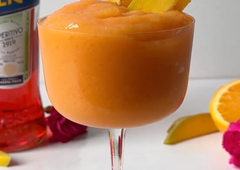 Tvoj novi najljubši spomladansko-poletni koktajl: skoraj kot aperol spritz, ampak še bolj sočen (in čisto enostaven za pripravo)