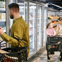 Ta prizor iz trgovine vzbuja srh (pa tudi zaskrbljenost), na policah so našli nekaj, kar zagotovo ne spada tja