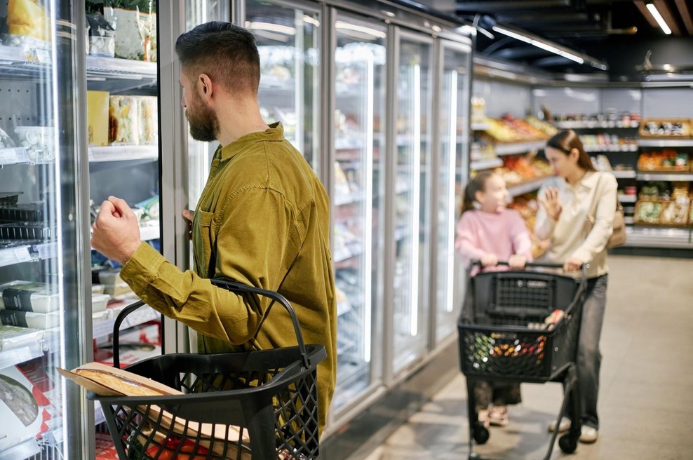 Ta prizor iz trgovine vzbuja srh (pa tudi zaskrbljenost), na policah so našli nekaj, kar zagotovo ne spada tja (foto: Profimedia)