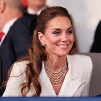 Kate Middleton v javnosti, kot da ne bi bila nikoli bolna: Očarala nas je v elegantnem belem stajlingu (FOTO)