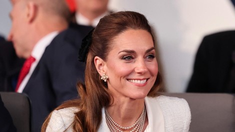 Kate Middleton v javnosti, kot da ne bi bila nikoli bolna: Očarala nas je v elegantnem belem stajlingu (FOTO)