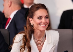 Kate Middleton v javnosti, kot da ne bi bila nikoli bolna: Očarala nas je v elegantnem belem stajlingu (FOTO)
