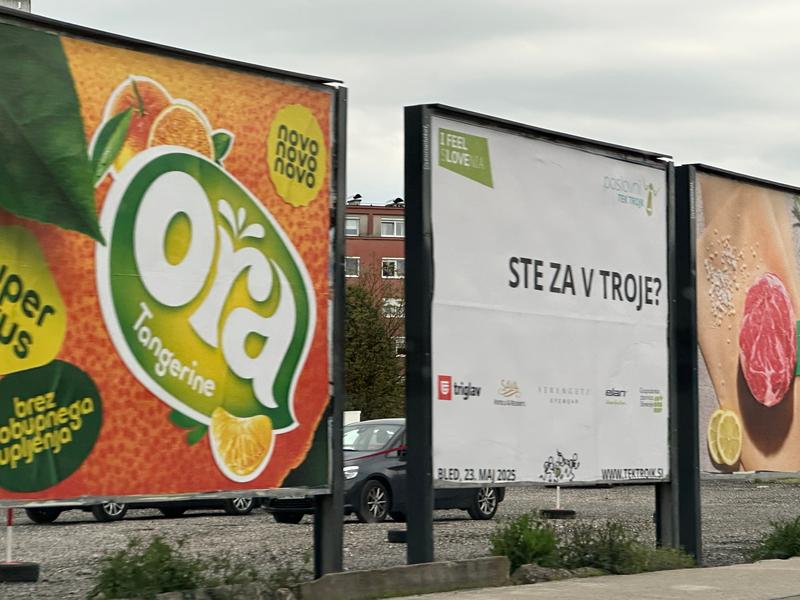 Plakat, "Ste za v troje?" obcestni plakat Bežigrad Ljubljana Slovenija