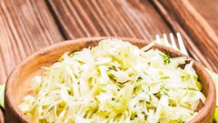 Znani kuhar razkril skrivnost najboljše zeljne solate: ključ ni v sestavinah, ampak v pravilnem vrstnem redu!