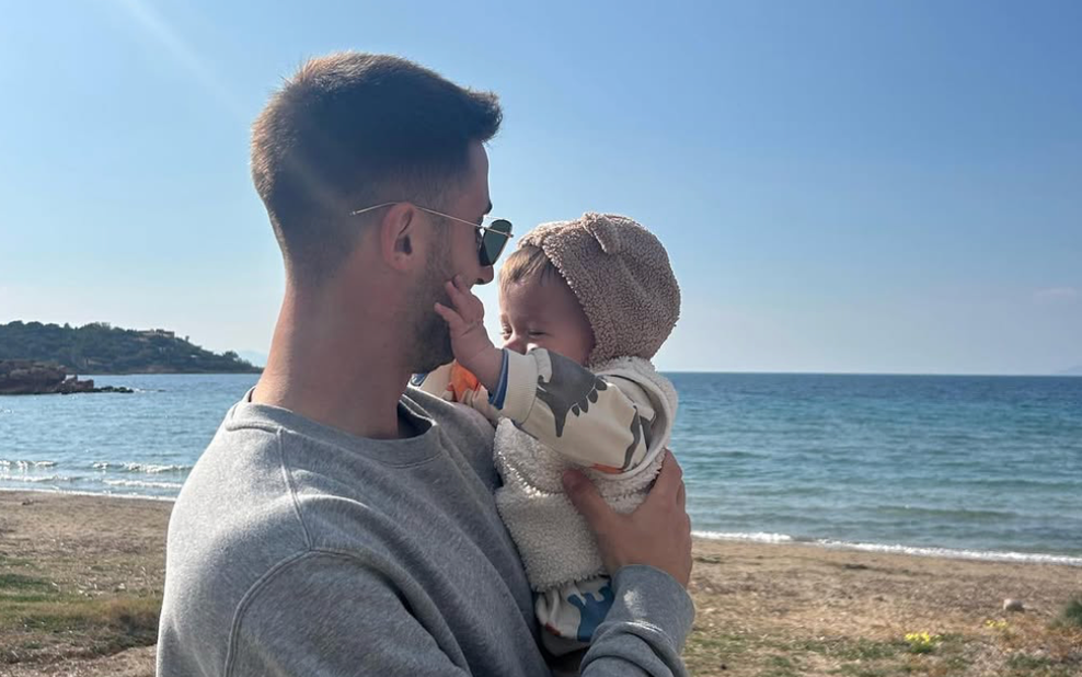 Naša vroča nogometna zvezda na zasluženem oddihu z družino: prikupni trenutki z njegovo manjšo različico (FOTO) (foto: Instagram/Andraž Šporar)