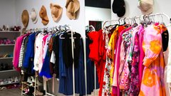 Oblačila po 1€?! Ja, samo ta vikend jih najdeš v POP UP trgovinici slovenskih vplivnic (in mi vemo, kje!)