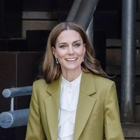 Kate Middleton popolnoma navdušila v trendi stajlingu Victorie Beckham, v katerem so izstopale njene dolge noge (FOTO)