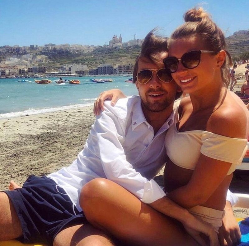 nasmejan par na plaži