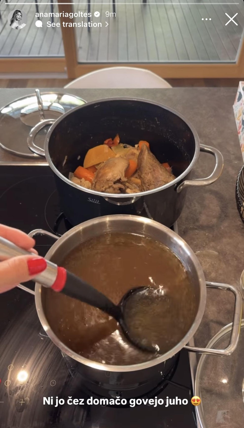 ... za štedilnikom. V zadnjem času je razkrila, kaj dobrega je pripravila v kuhinji in prepričane smo, da je vsaj …