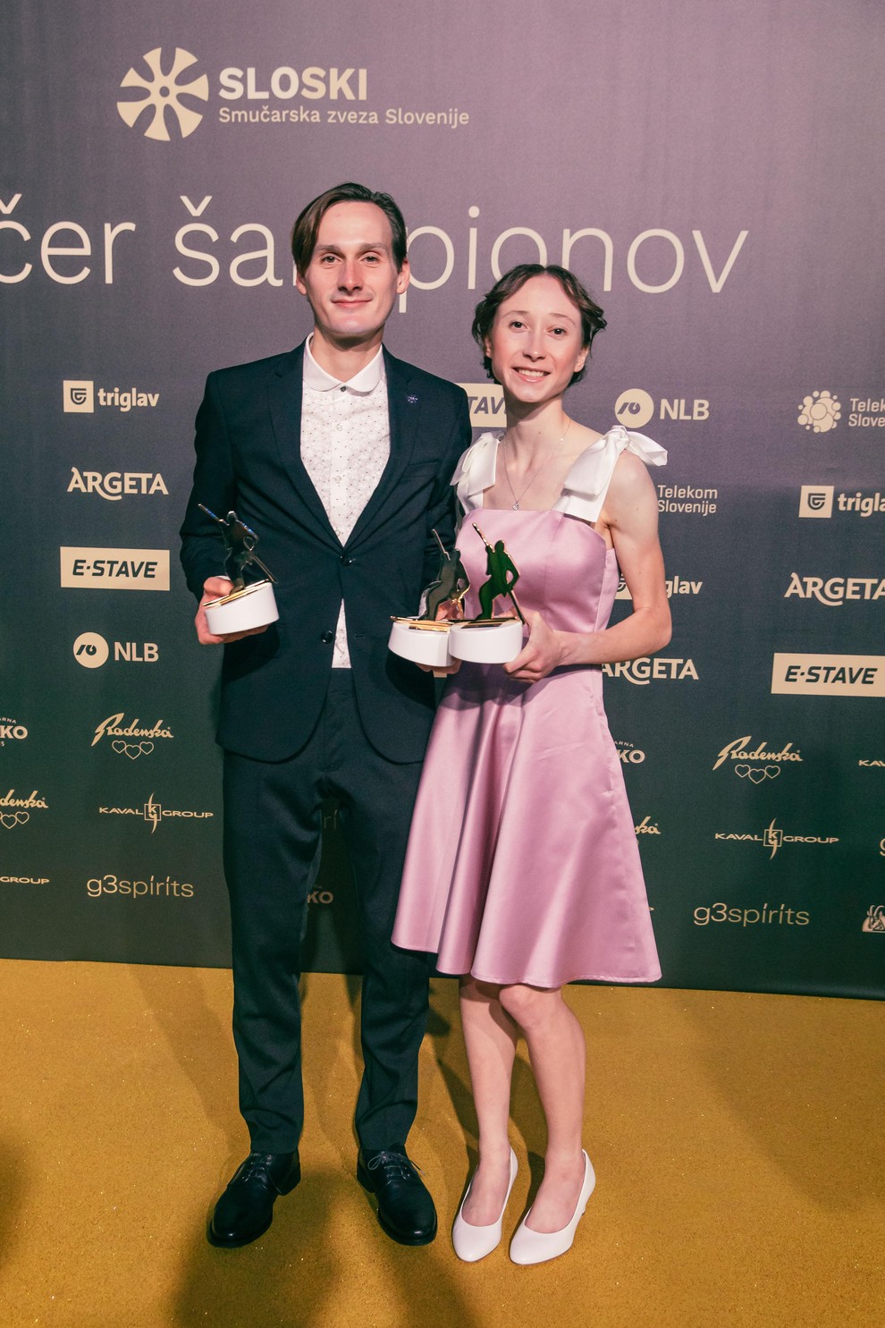 Pozirala je s svojim bratom Domnom Prevcem, za katerim je prav tako nadvse uspešna sezona. Nika Prevc je oblekla svileno …