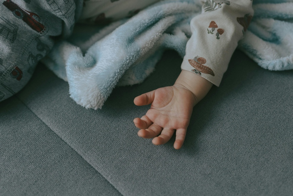Srce parajoča tragedija: še kamen bi zajokal ob podrobnostih smrti 3-letnega malčka 😔 (foto: Unsplash)
