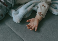 Srce parajoča tragedija: še kamen bi zajokal ob podrobnostih smrti 3-letnega malčka 😔