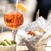 Neverjetno, ampak v tem italijanskem mestu slavni aperol spritz še vedno dobite za pičla dva evra