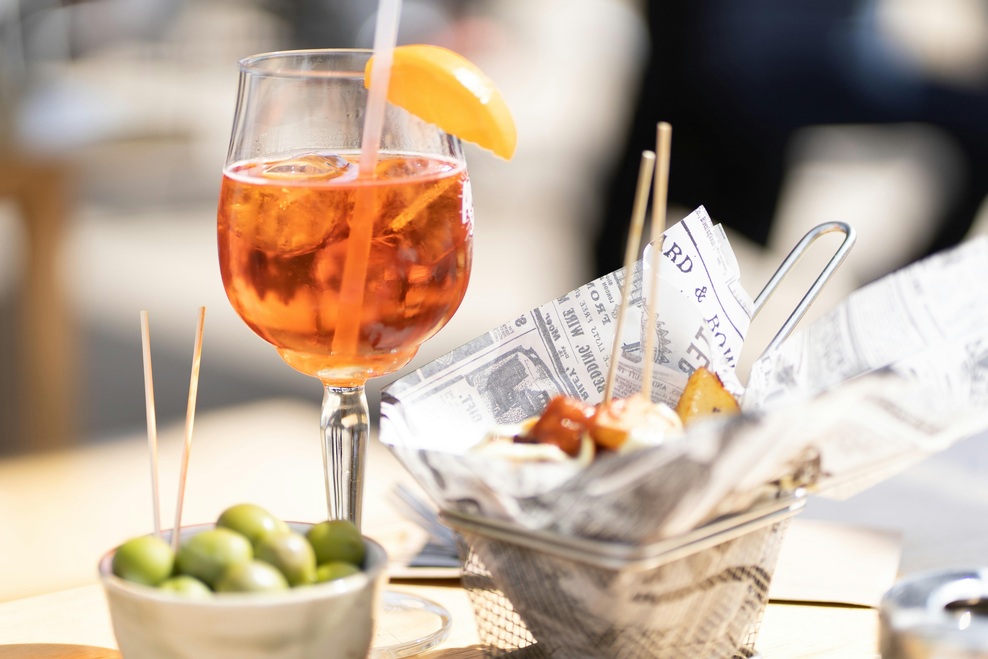 Neverjetno, ampak v tem italijanskem mestu slavni aperol spritz še vedno dobite za pičla dva evra (foto: Unsplash)