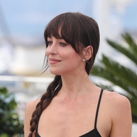 Dakota Johnson pristala v središču pozornosti: elegantna črna obleka, katero lahko nosite tudi vi