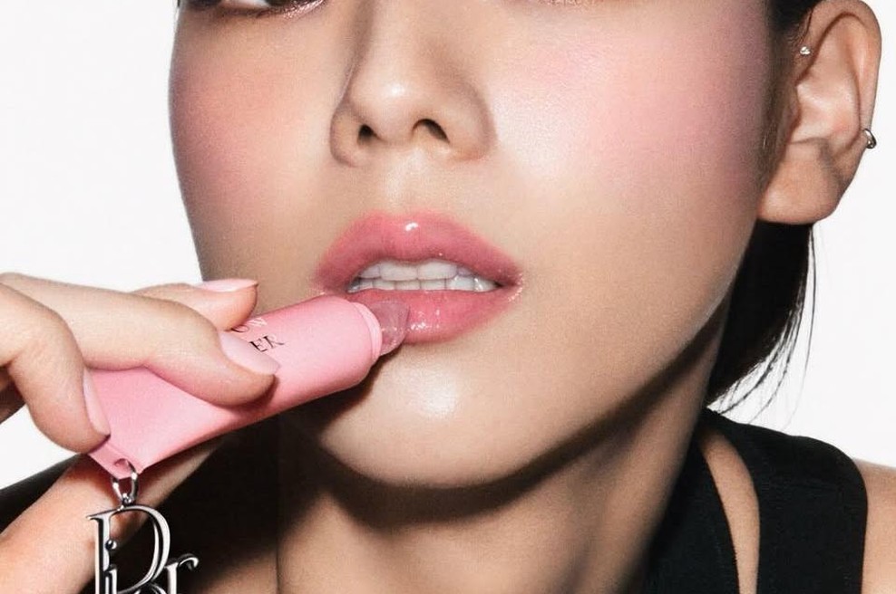 Diorjev Lip Glow Butter: nova obsesija za sijoče ustnice, katerega potrebujete v svoji torbici (foto: Dior beauty - Instagram)