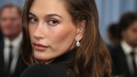 Hailey Bieber znova postavlja lepotne trende: 'tiramisu videz' je tisti, ki bo kraljeval to sezono