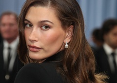 Hailey Bieber znova postavlja lepotne trende: 'tiramisu videz' je tisti, ki bo kraljeval to sezono