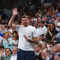 S parketa na naslovnico: Luka Dončić kot ga še nismo videli osupnil v modnih oblačilih (FOTO)