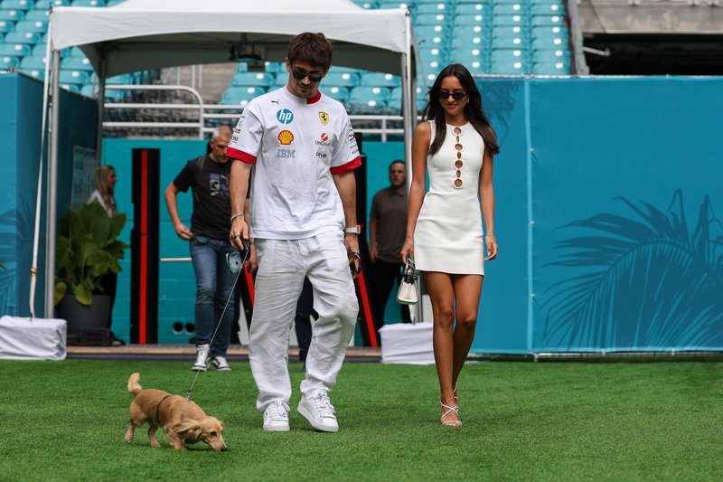 Od dirkališča do bleščic: je Formula 1 postala nova modna pista? Vsi dirkači in njihove izbranke (FOTO)