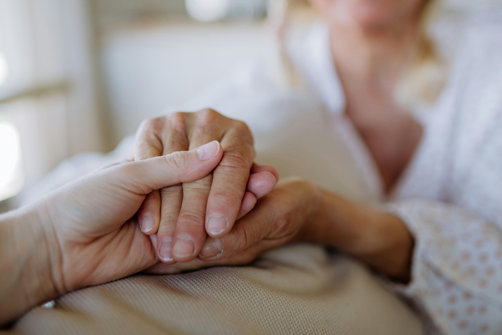 "Umirajoča mama mi je razkrila svojo življenjsko skrivnost, zdaj pa si želim, da je ne bi nikoli izvedela" (iskrena izpoved) (foto: Unsplash)