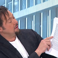 Znani glasbenik v Tarči razkril bizarnost v svoji pogodbi, zaradi katere so gostje v studiu prasnili v smeh