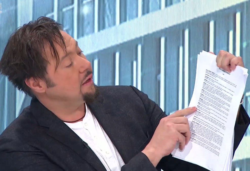 Znani glasbenik v Tarči razkril bizarnost v svoji pogodbi, zaradi katere so gostje v studiu prasnili v smeh (foto: RTV/Posnetek zaslona)